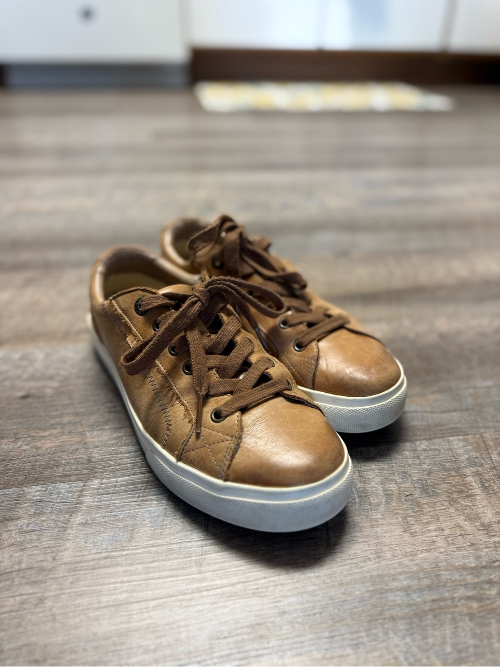 TAOS Men’s Brown Leather-Style Lace-Up Sneakers